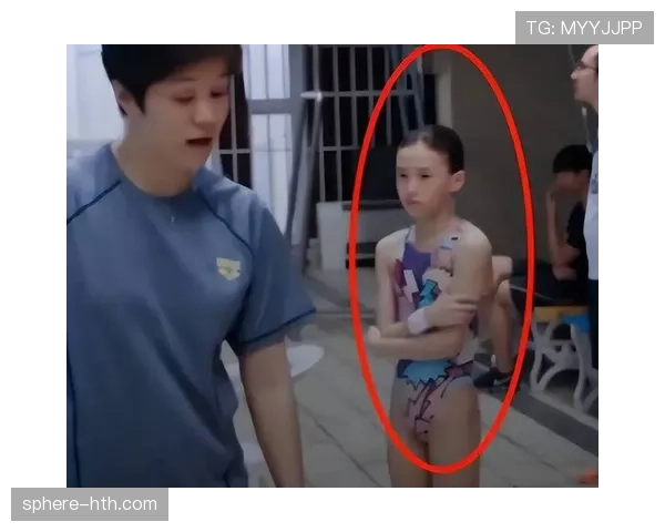 陈芋汐赛场上冷得像个精英，下了场逛街却像富家小妹，这反差把我打回现实